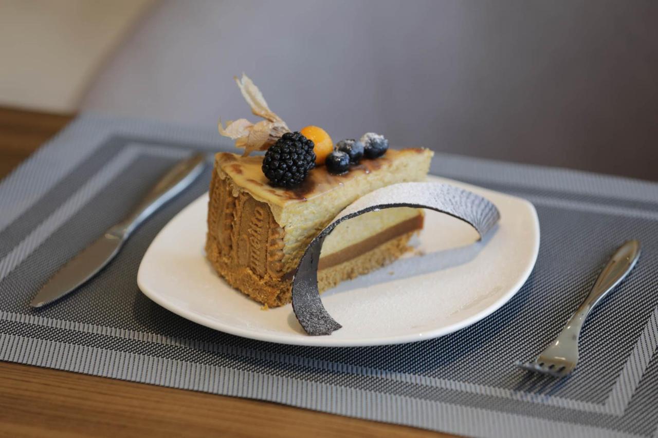 Vip Hotel Doha Qatar Extérieur photo A cake